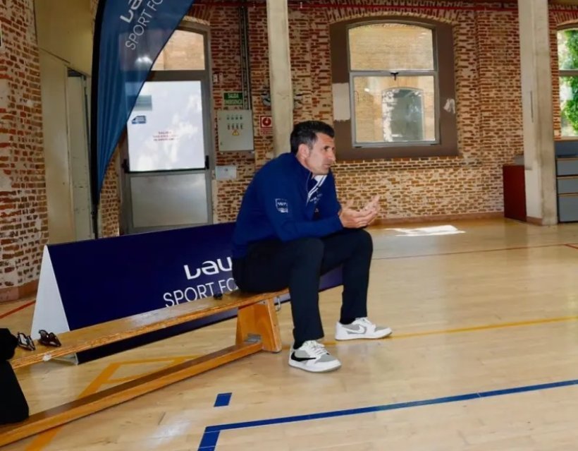 فيغو يدافع عن ألونسو ويشيد بنجم برشلونة