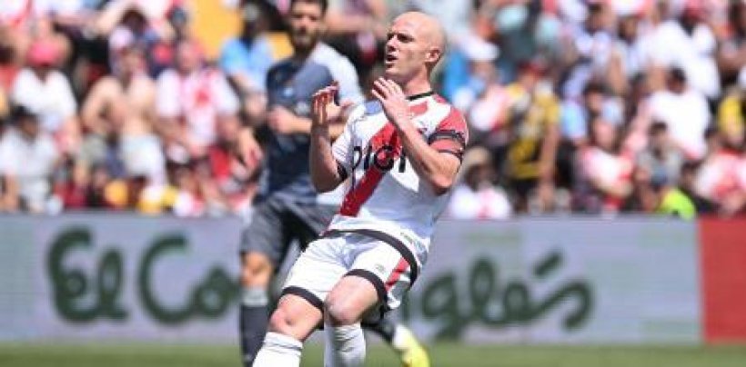 عقوبة قاسية بحق نجم رايو فاليكانو بعد إهانة الحكم