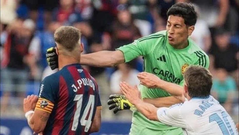 حارس سرقسطة يُعاقَب بإيقاف 13 مباراة