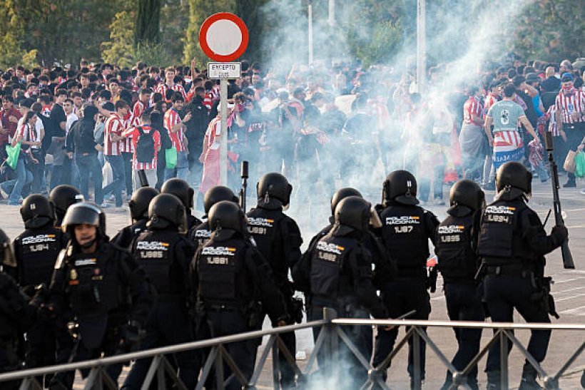 استقبال جماهيري حاشد لأتلتيكو يتحول إلى اشتباكات