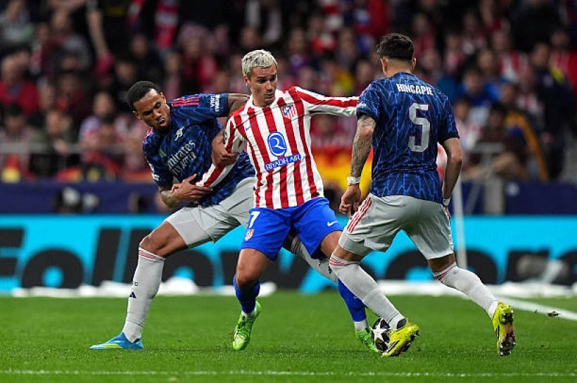 ألعاب نارية قرب فندق أتلتيكو مدريد قبل مواجهة أرسنال
