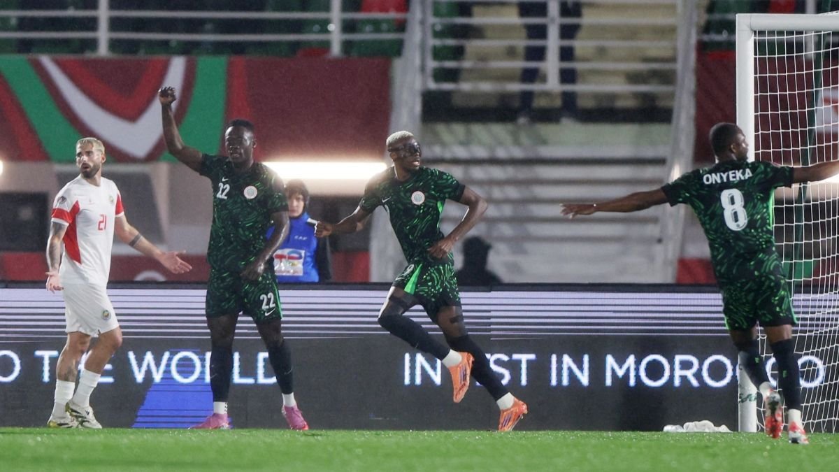 نيجيريا تكتسح موزمبيق برباعية وتوجه إنذاراً شديد اللهجة لخصوم “الكان”