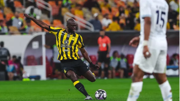 الاتحاد يتجاوز عقبة الأخدود بثنائية عوار وكانتي في الدوري السعودي